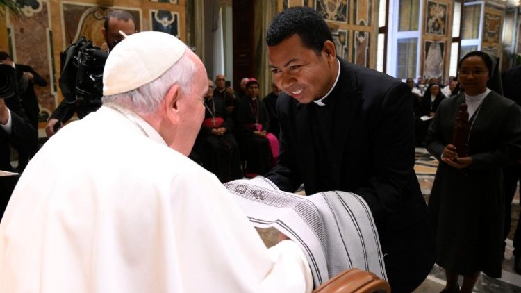 ĐTC gặp Liên hiệp các linh mục, tu sĩ Madagascar