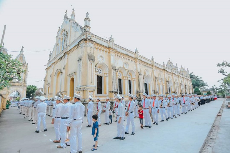 An Bài chầu Thánh Thể thay mặt giáo phận