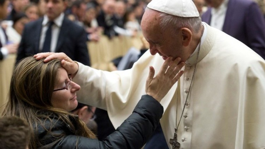 il saluto del papa a una donna malata vatican media