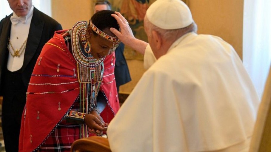 il papa benedice una delle partecipanti al forum dei popoli indigeni
