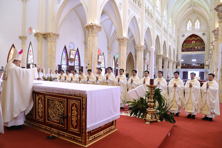 Thánh lễ truyền chức linh mục cho 15 phó tế