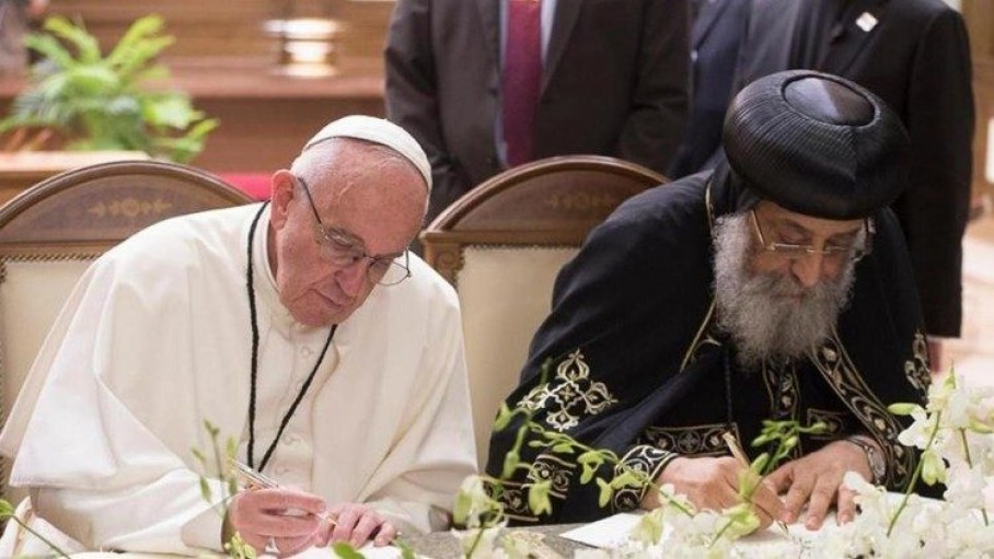 le pape francois et le patriarche tawadros ii lors de leur rencontre en egypte le 28 avril 2017