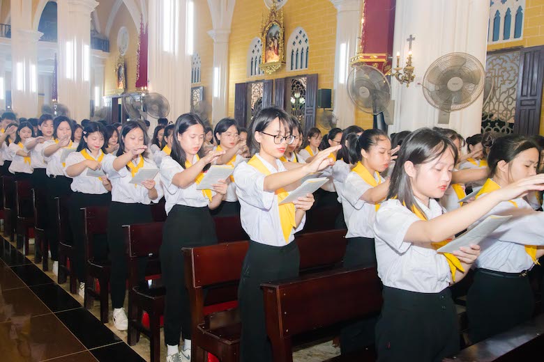 Kiên Lao: 181 em tuyên hứa và rước lễ bao đồng