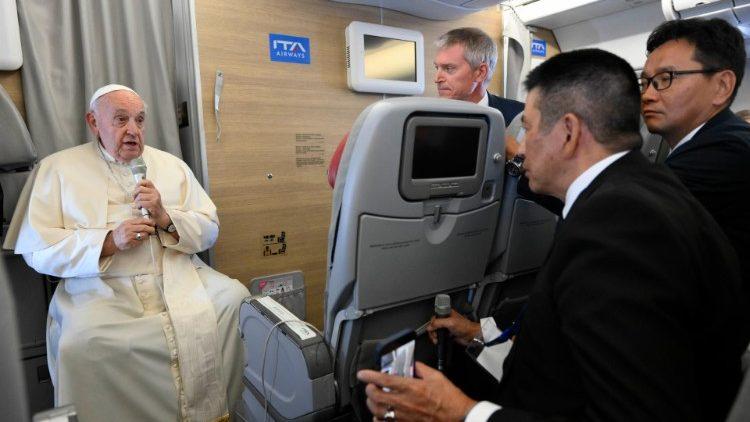 il papa durante la conferenza stampa sul volo di ritorno dalla mongolia
