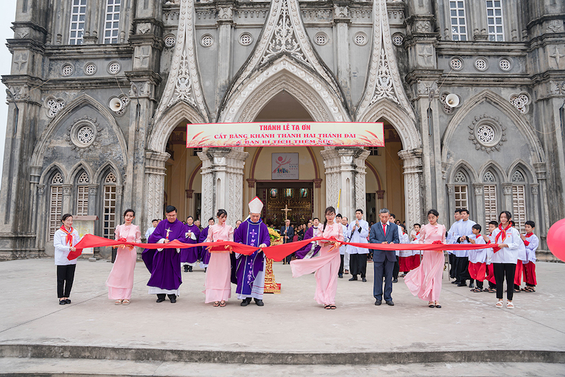 Gx Vinh Phú: Mừng thánh đài và Thêm sức