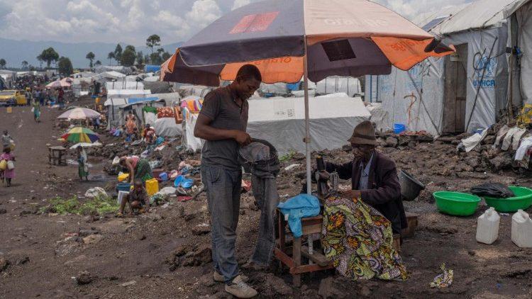 fluchtlinge in einem lager in der demokratischen republik kongo ansa