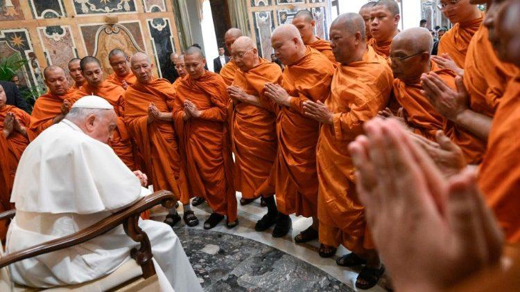 il papa nelludienza ai monaci buddisti thailandesi vatican media divisione foto