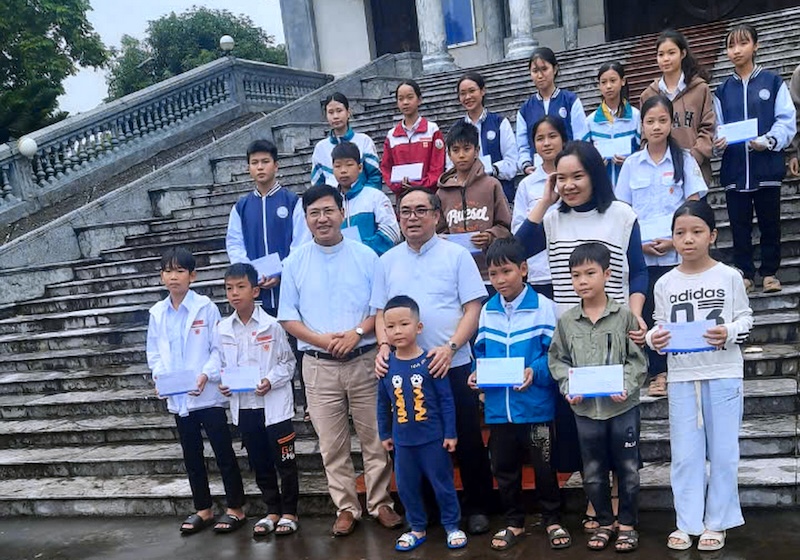 Caritas Gp Bùi Chu trao học bổng cho học sinh