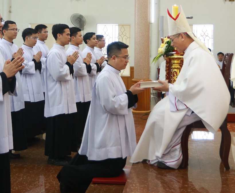 ĐCV: Thánh lễ trao thừa tác vụ đọc sách và giúp lễ