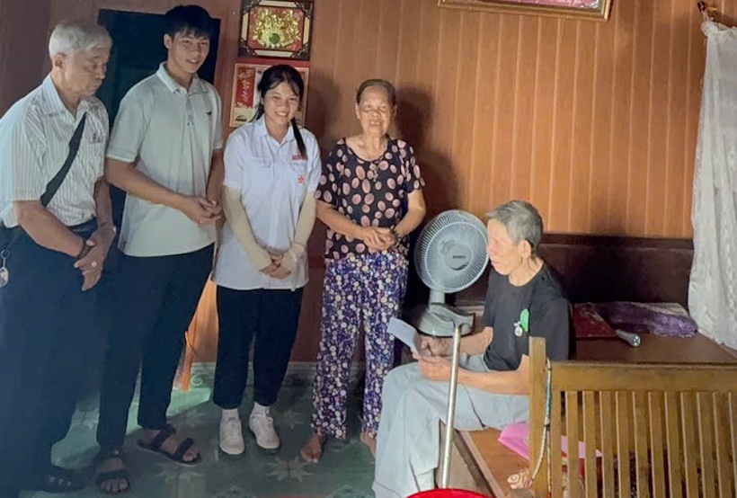 Ban Phục Vụ Huynh Đoàn Đaminh Hạt Tương Nam, GP. Bùi Chu thăm hỏi và trao quà