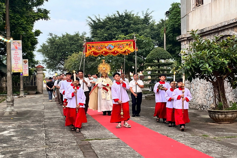 Giáo xứ Phong Lộc hân hoan trong ngày Chầu Lượt