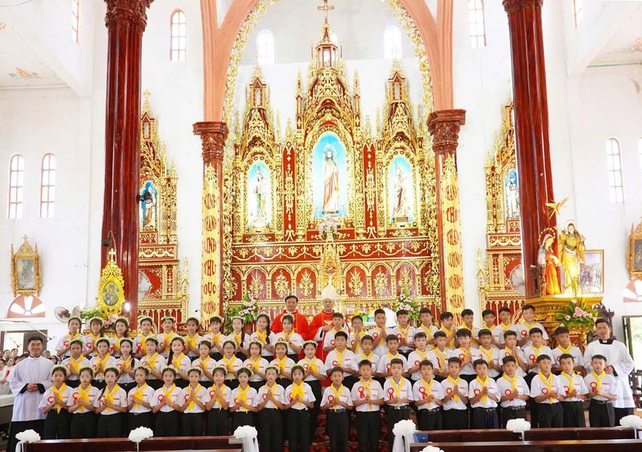 Tích Tín: Làm phép nhà giáo lý và ban Bí tích Thêm Sức